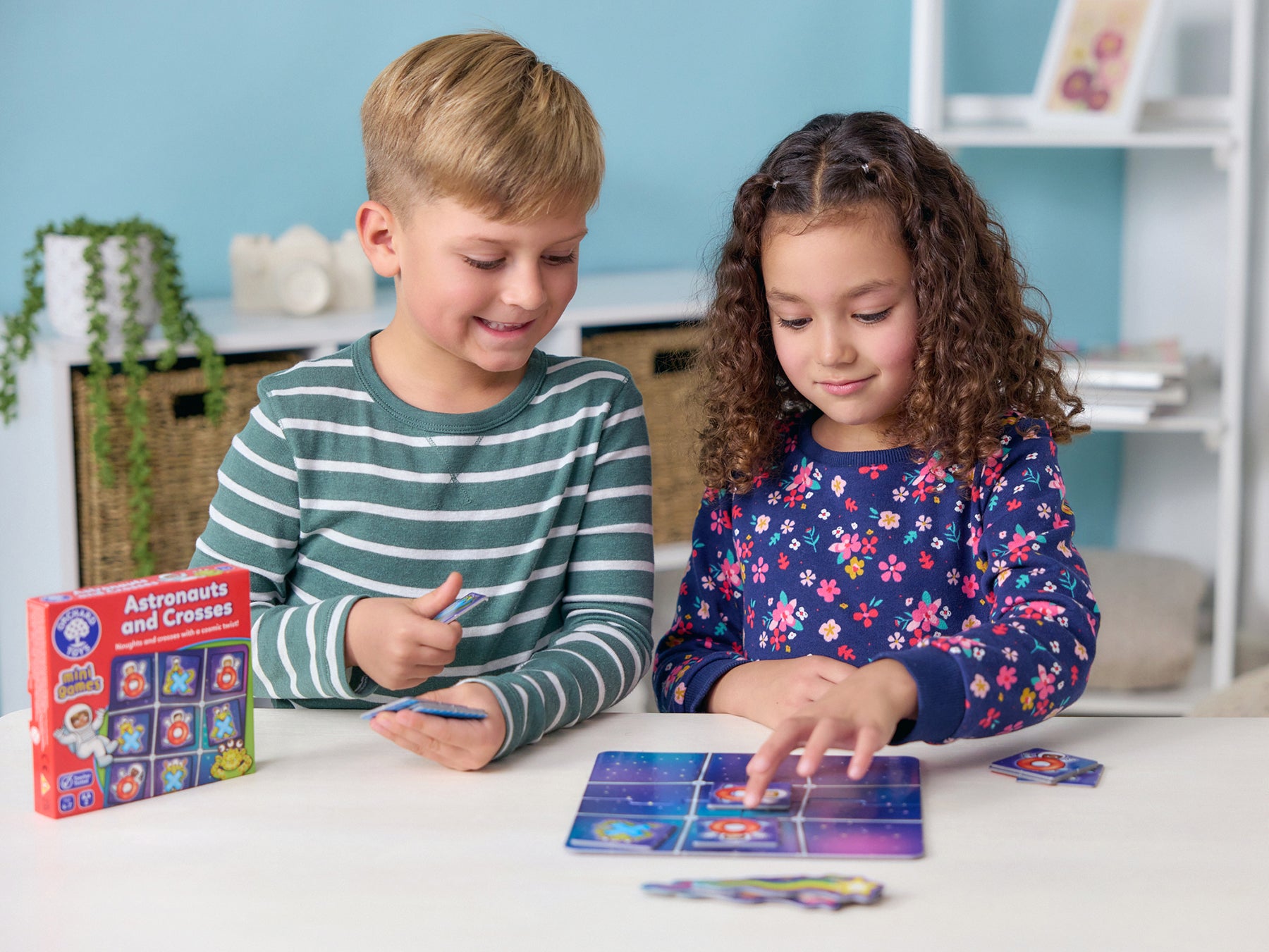 Orchard Toys Astronauts and Crosses Mini Game - Fun for Ages 4-7 with 5 Astronaut & Alien Cards Portable Board Game for Travel & Home