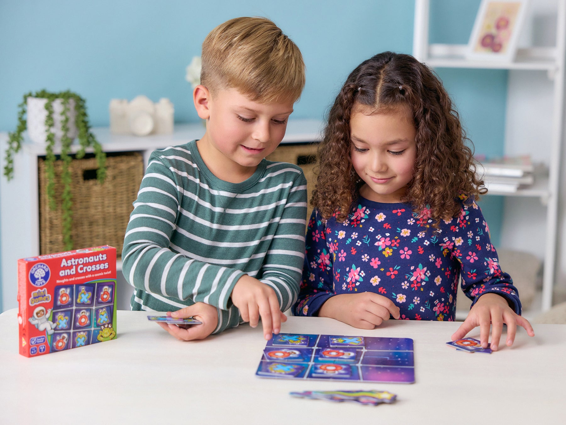 Orchard Toys Astronauts and Crosses Mini Game - Fun for Ages 4-7 with 5 Astronaut & Alien Cards Portable Board Game for Travel & Home