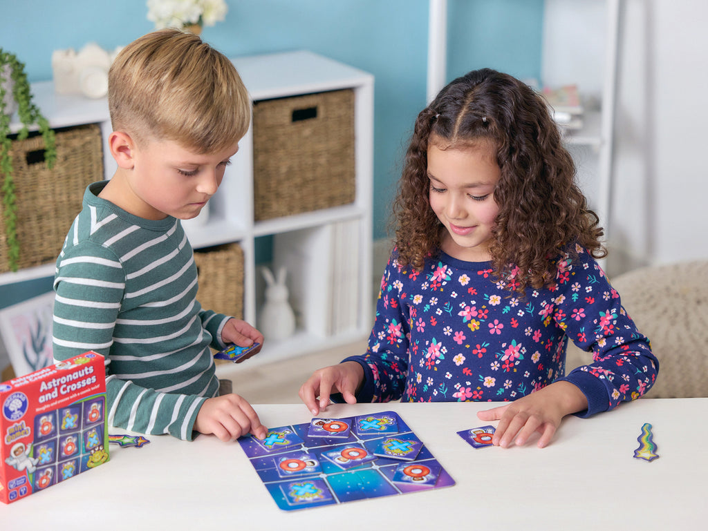 Orchard Toys Astronauts and Crosses Mini Game - Fun for Ages 4-7 with 5 Astronaut & Alien Cards Portable Board Game for Travel & Home